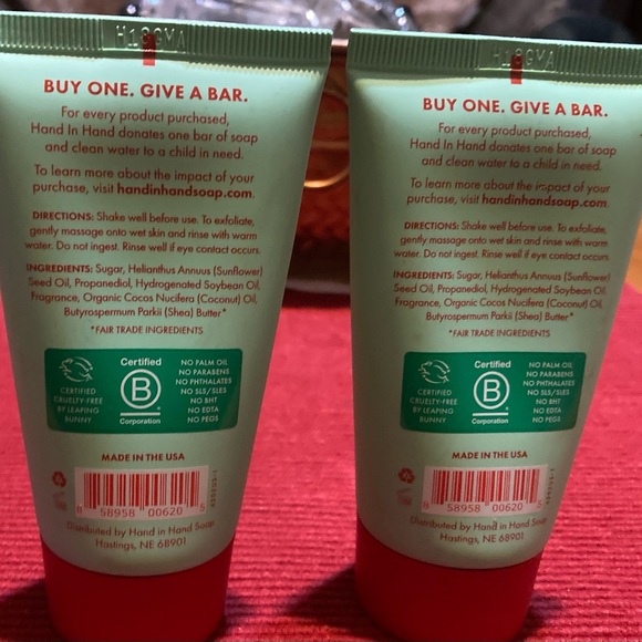 NWT Set Of Two 2oz Bottles Hand In Hand Sugar Scrub Juniper Berry - Picture 3 of 6